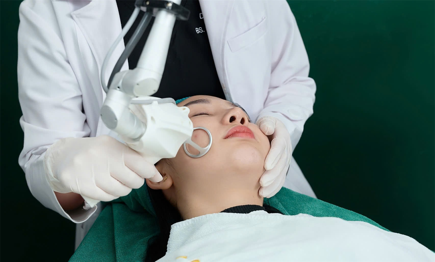 Laser xử lí mụn ruồi, hạt cơm, u nhú... chính hãng Dr.REJU Clinic