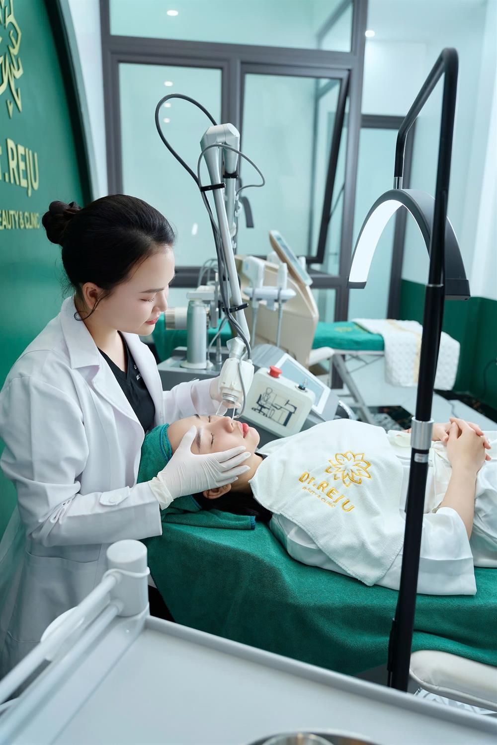 Laser nốt ruồi, hạt cơm, đồi mồi, u nhú... chính hãng Dr.REJU Clinic